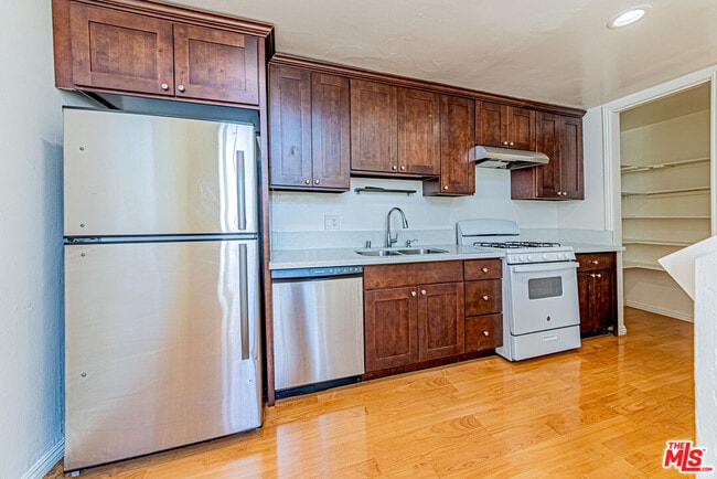 Building Photo - 933 S Manhattan Pl