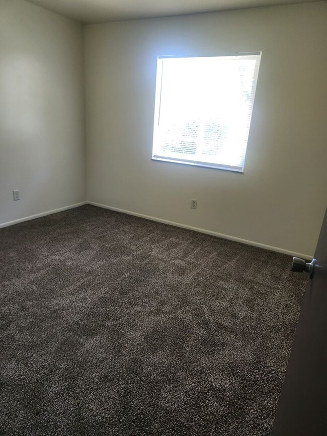 Building Photo - 1124 Lake Forest Dr