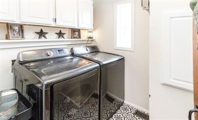 Building Photo - Beautiful 3 bd home close to the fairgroun...