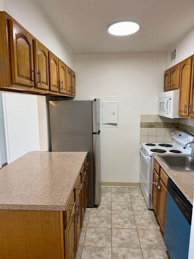 Building Photo - 43 Van Wagenen Ave