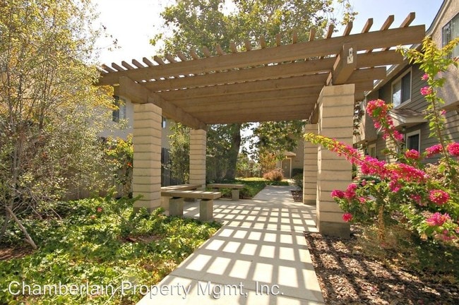 Building Photo - 237-239 Tamarack Ave