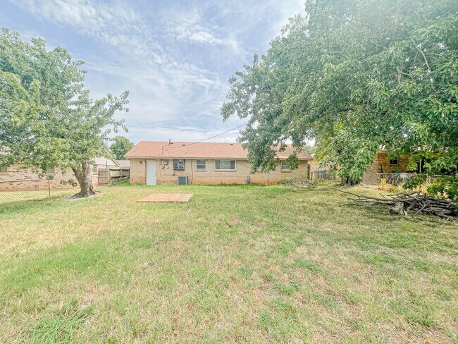 Building Photo - Updated 3/1 Home with Vaulted Ceilings & Large Fenced Backyard