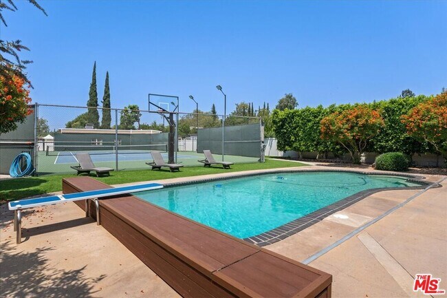 Building Photo - 6443 Matilija Ave