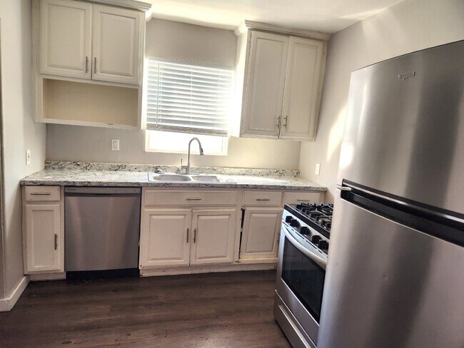 Building Photo - FABULOUS 2 BEDROOMS AND 1 BATHROOM FOR LEASE