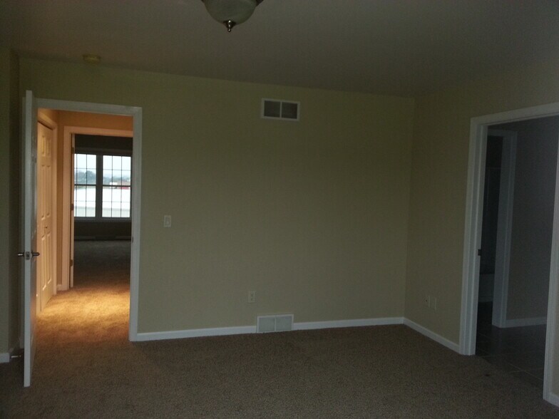 Building Photo - 307 Douglas Dr