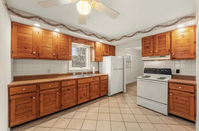 Building Photo - 804 E Michigan Ave