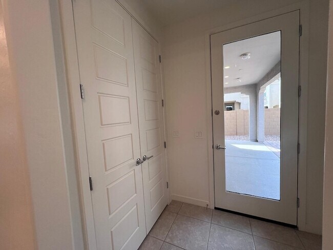 Building Photo - 1152 E Newland Dr