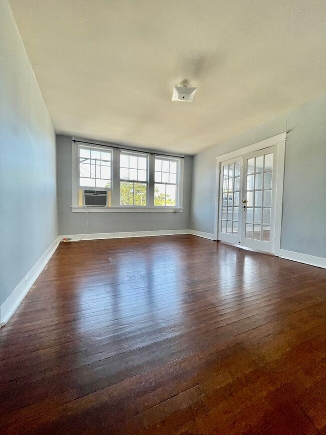 Building Photo - 2 Bed/1 Bath Near Campus