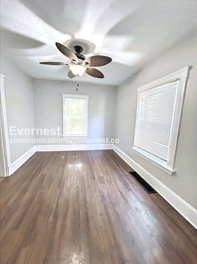 Building Photo - 3-Bedroom Home with Front Porch / Pet-Frie...