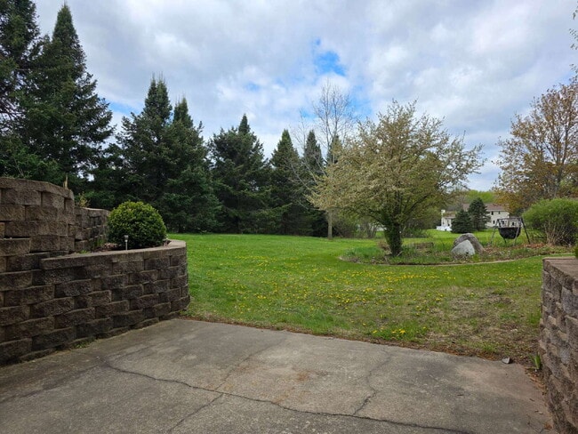 Building Photo - Multi generational Home New London