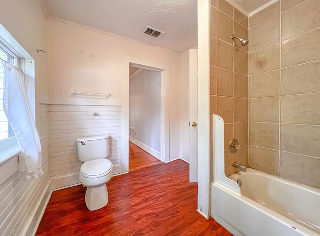 Building Photo - MIDTOWN 5/3.5 w/ 2750 sq ft, Wood Floors, ...
