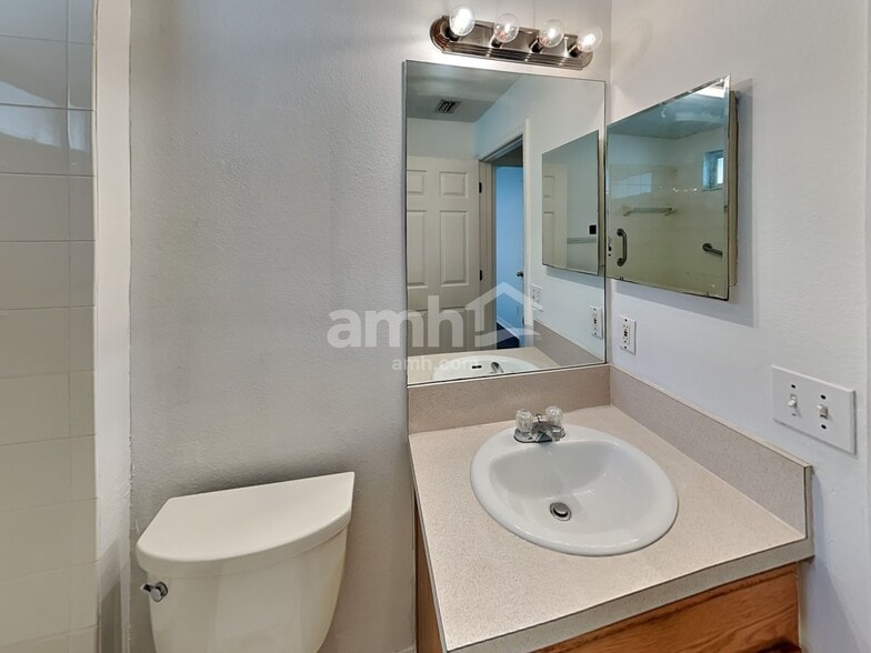 Building Photo - 15004 Shaw Rd