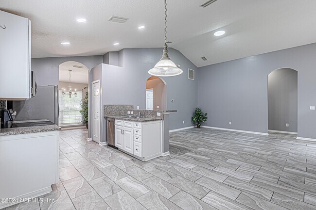Building Photo - 2243 Trailwood Dr
