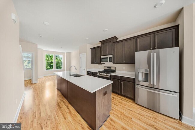 Building Photo - 3525 Carnaby St