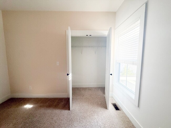 Building Photo - 4-Bedroom Home with Pool Access and Stainless Steel Appliances Near Downtown Cookeville