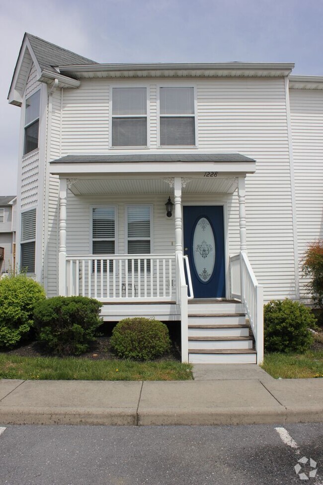 Building Photo - Two Master Suite Townhouse in Beacon Hill