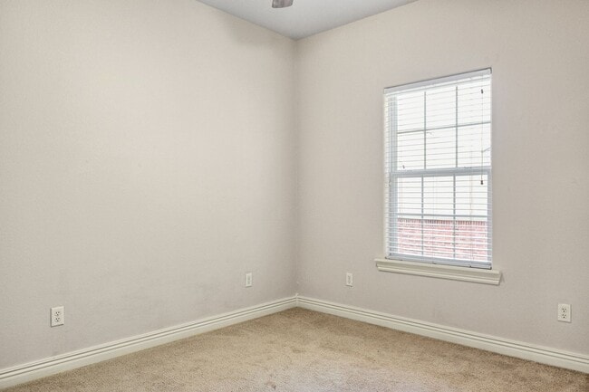 Building Photo - 602 SW Caprington St