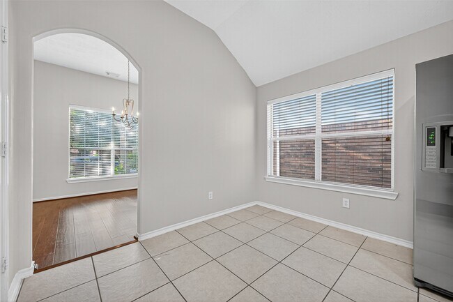 Building Photo - 6927 Great Oaks Shadow Dr