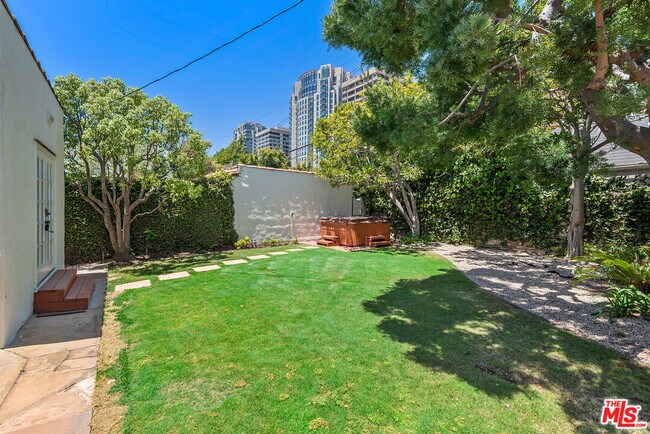Building Photo - 10733 Wellworth Ave