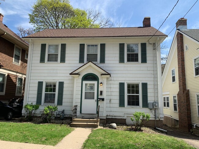 Building Photo - 143 Lathrop St