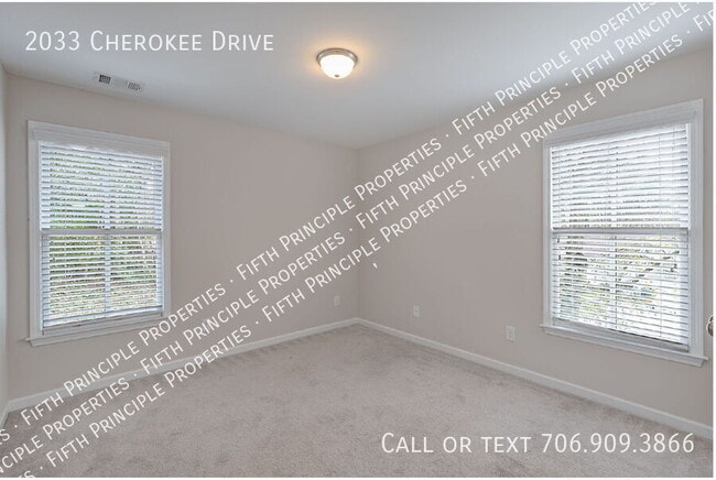 Building Photo - 2033 Cherokee Dr