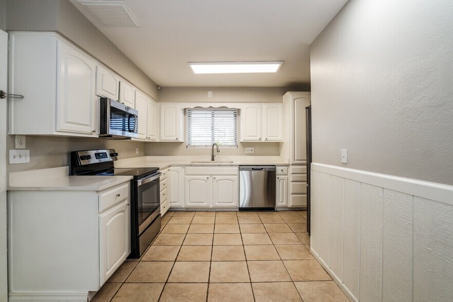 Building Photo - 6643 E Decatur St