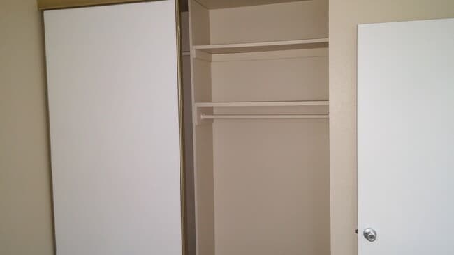 Building Photo - 4 Touchstone