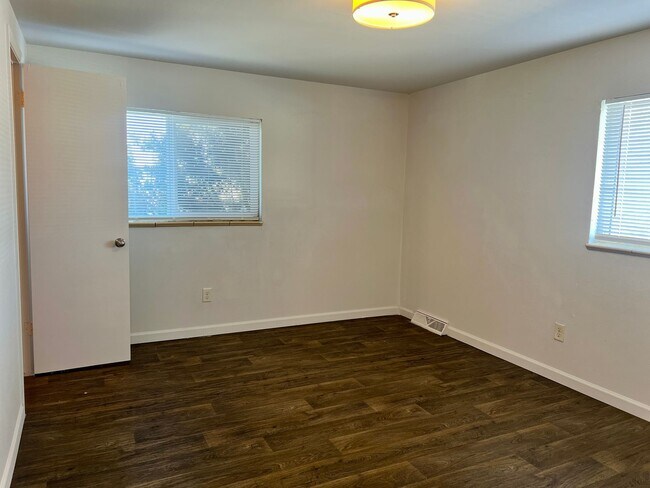 Building Photo - Spacious 2-bedroom 1.5 bath unit available in Westminster