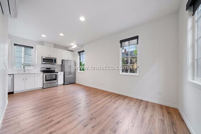 Building Photo - Modern Three-Story Townhouse in Hosford-Ab...