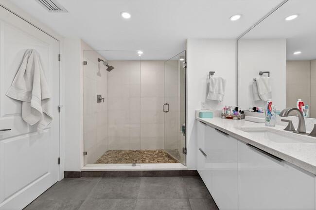 Building Photo - 4301 N Ocean Blvd