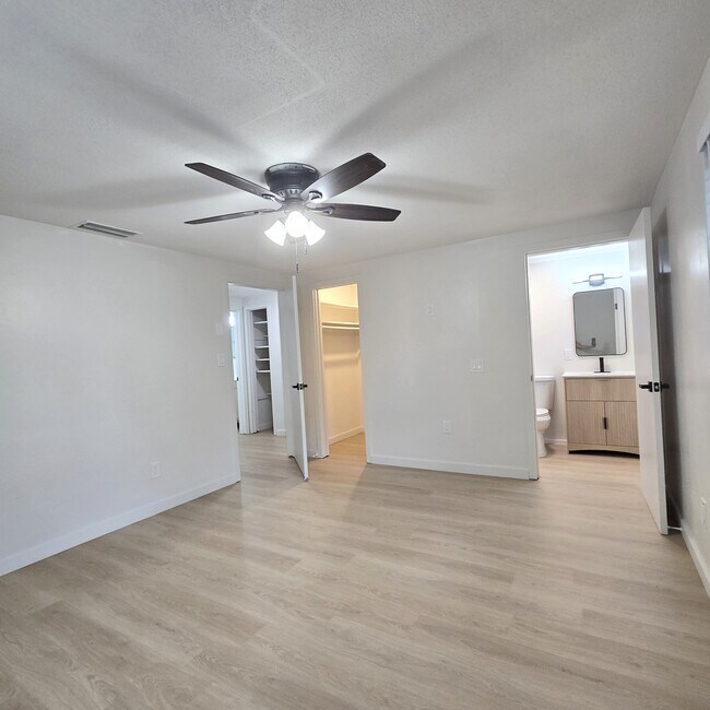 Building Photo - 3/2.5/1 Beautifully Updated Crystal River Home with Carport, Garage & Fenced Yard