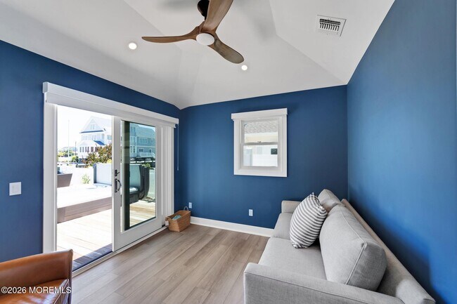 Building Photo - 347 Bay Ln