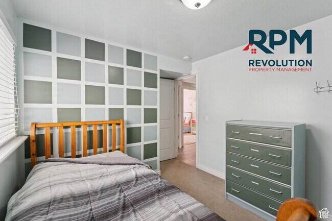 Building Photo - "Spacious 6-Bed Gem with Granite Touches &...
