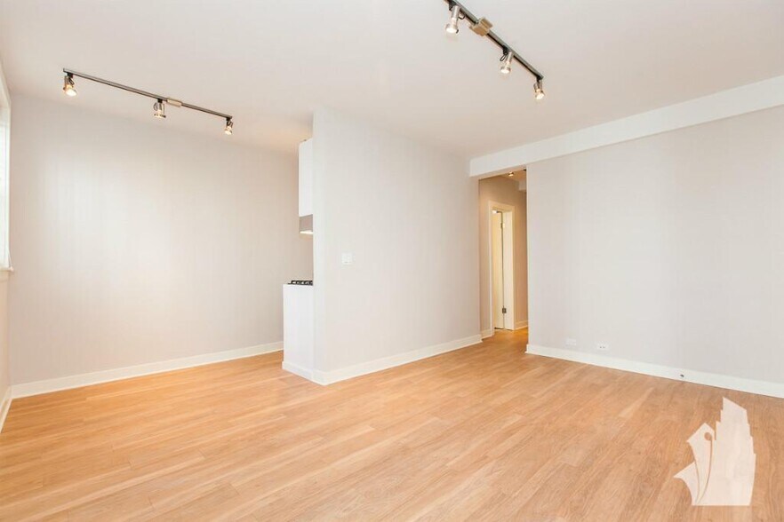 Building Photo - 537 W Belmont Ave