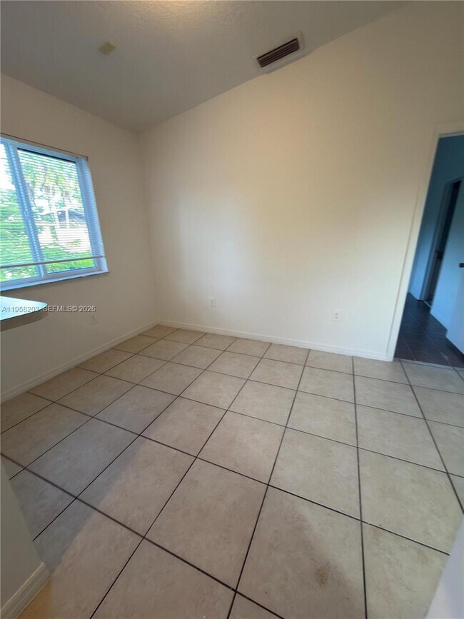 Building Photo - 930 NE 34th Ave