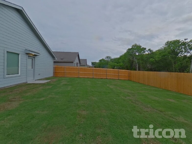 Building Photo - 913 Mossycup St