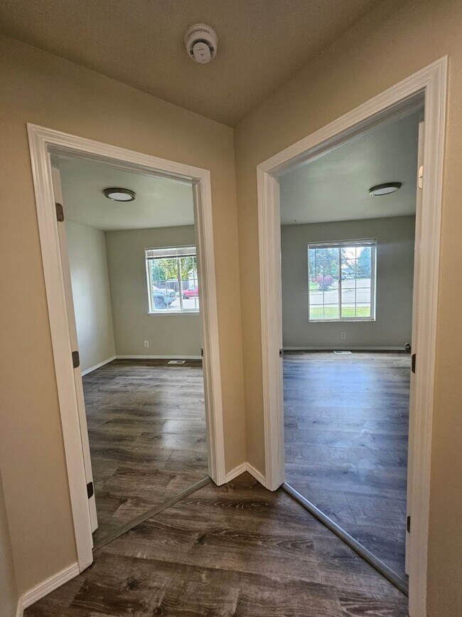 Building Photo - Cute Meridian Home!