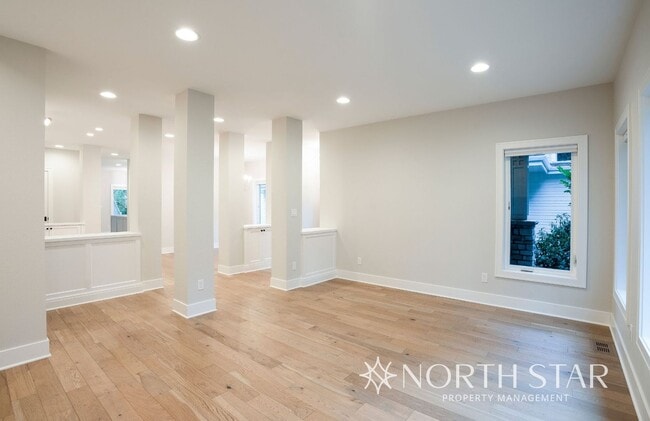 Building Photo - Newer Duplex in the Heart of Lake Oswego.