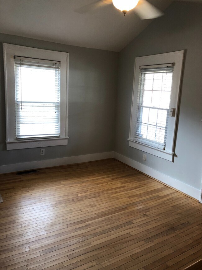 Building Photo - 3bd/2ba w/ Large Front Porch & Backyard in Grant Park!!