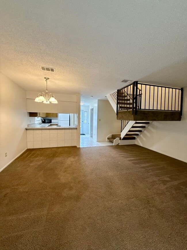 Building Photo - New Listing!