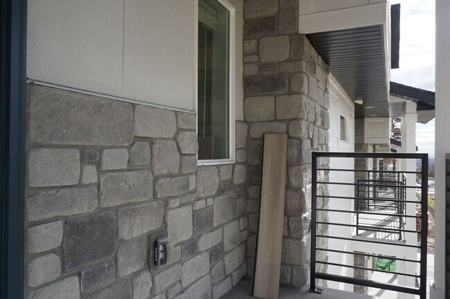 Building Photo - Layton Townhome 3 Bed 2.5 Bath