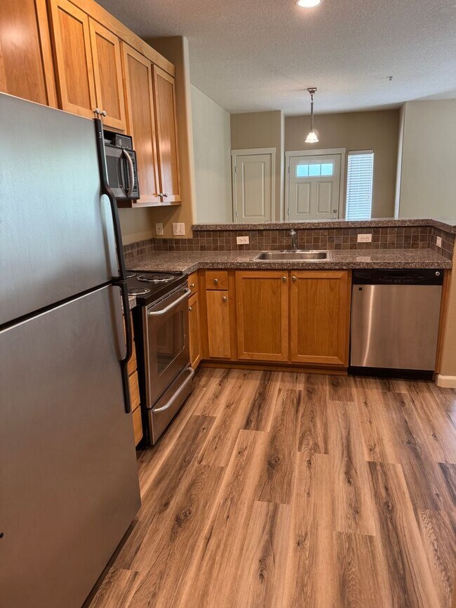 Building Photo - Beautiful 1br Condo in Sherwood. End unit ...