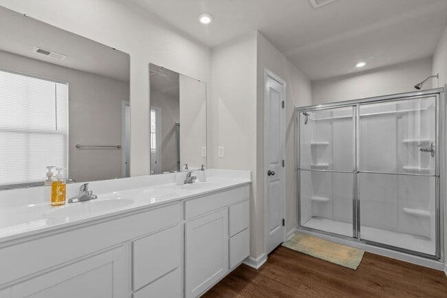 Building Photo - Spacious Home for Rent in Portsmouth!