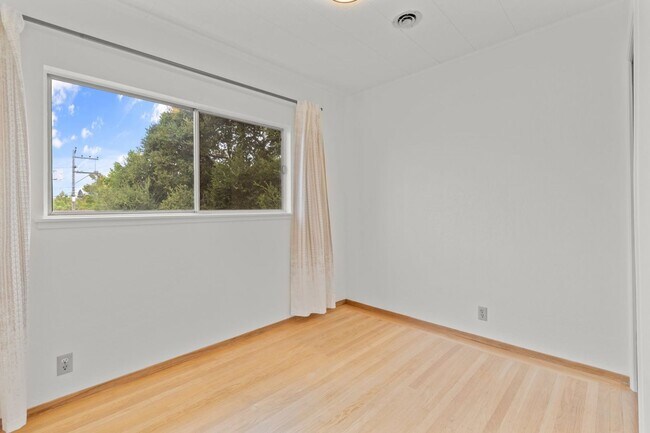 Building Photo - Upper Dimond/Lincoln Highlands Wonderful Craftsman Home!