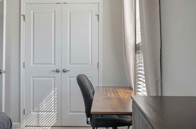 Building Photo - 337 Roche Dr