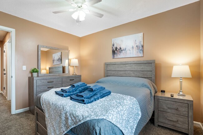 Building Photo - Hope’s Place | Cozy 2BR Condo Near Fort Campbell