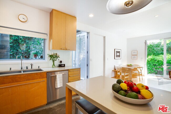 Building Photo - 757 1/2-757 1/2 Milwood Ave