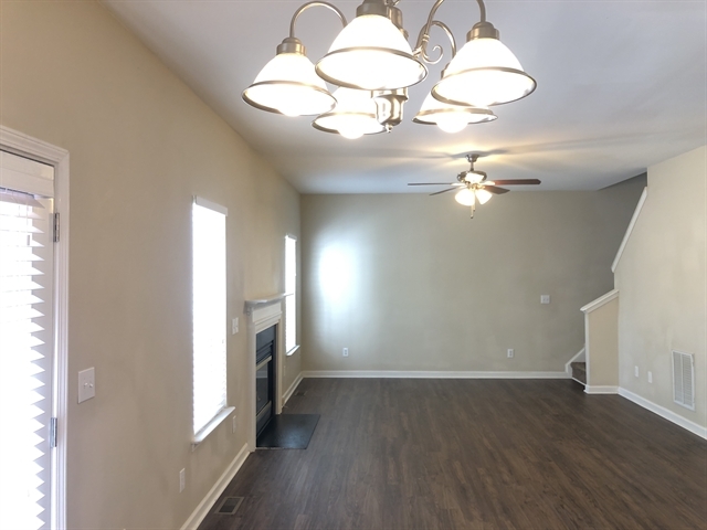 Building Photo - 612 Hanska Way