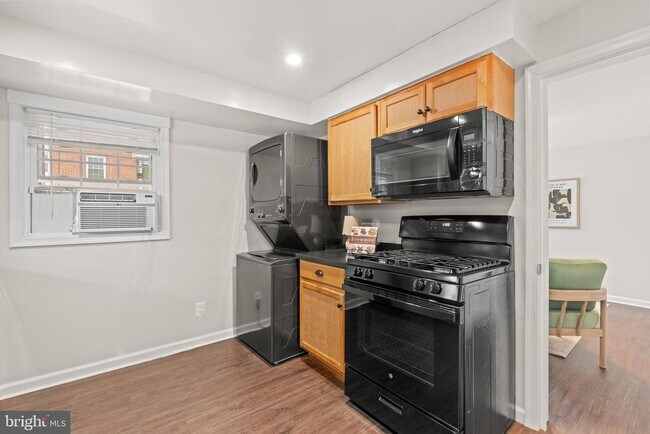 Building Photo - 1700 Dewitt Ave