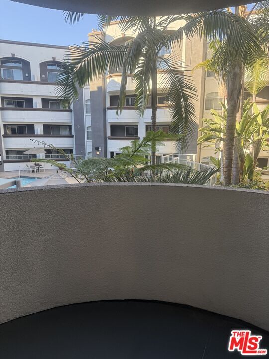 Building Photo - 7660 Beverly Blvd